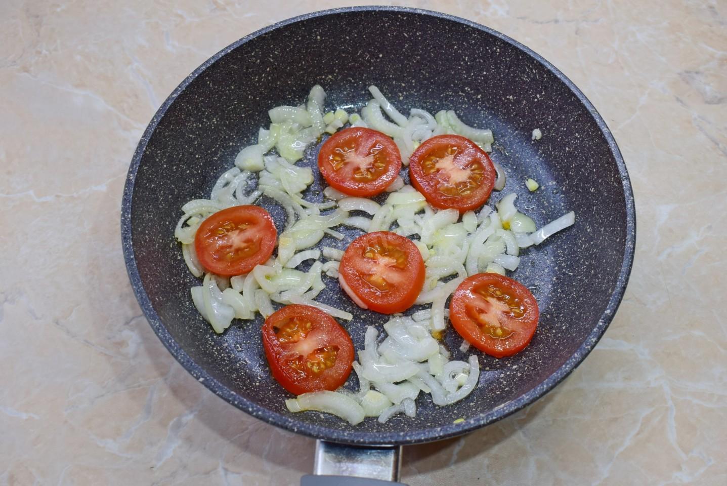 Шаг 4 приготовления Яичница с помидорами и луком