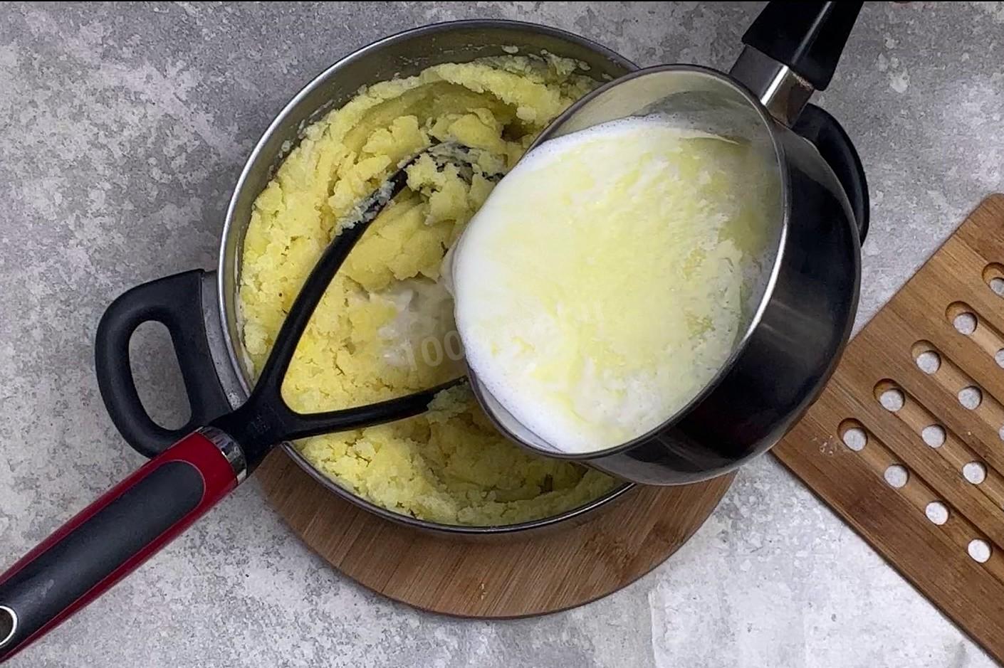 Шаг 5 приготовления Картофельное пюре с маслом и молоком