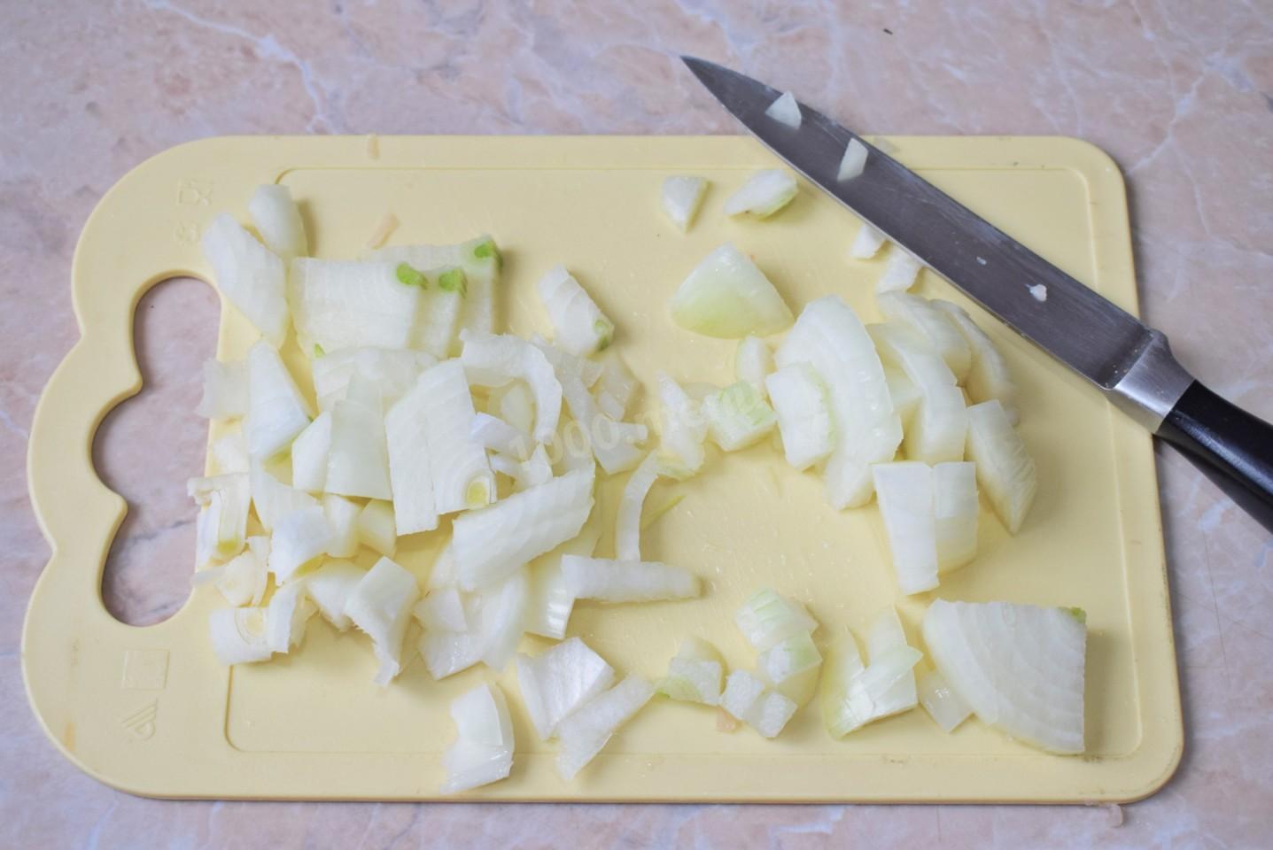 Шаг 3 приготовления Куриное филе с шампиньонами на сковороде в сметане