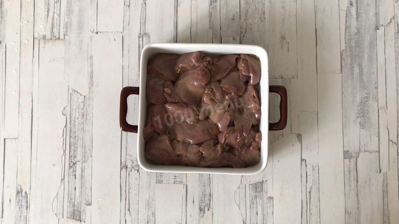 Шаг 7 приготовления Куриная печень с кабачками в духовке