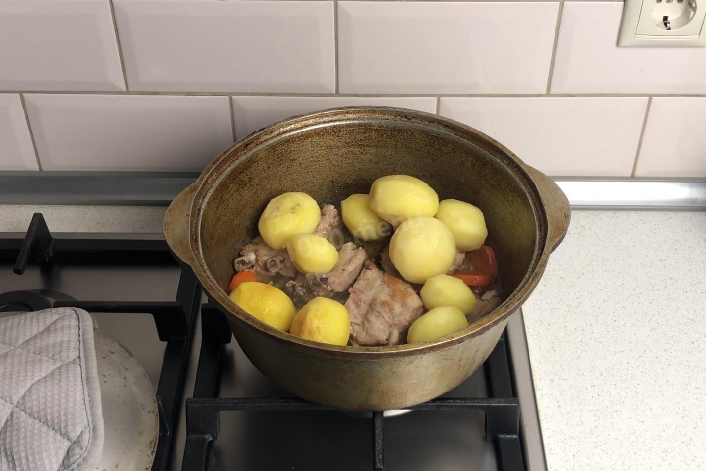 Шаг 9 приготовления Свиные ребрышки с картошкой в казане