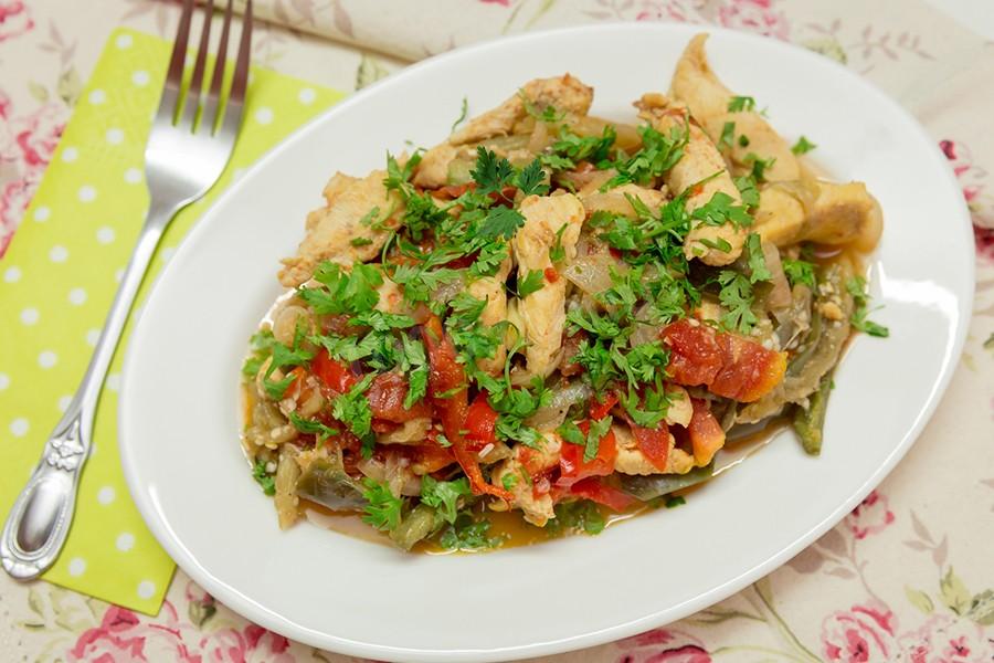 Фото рецепта Мясо с баклажанами и помидорами в духовке