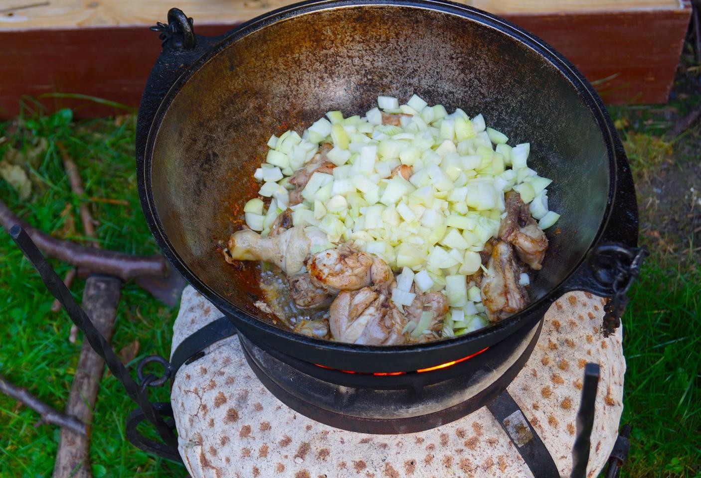 Шаг 7 приготовления Чахохбили по грузински из курицы в казане на костре