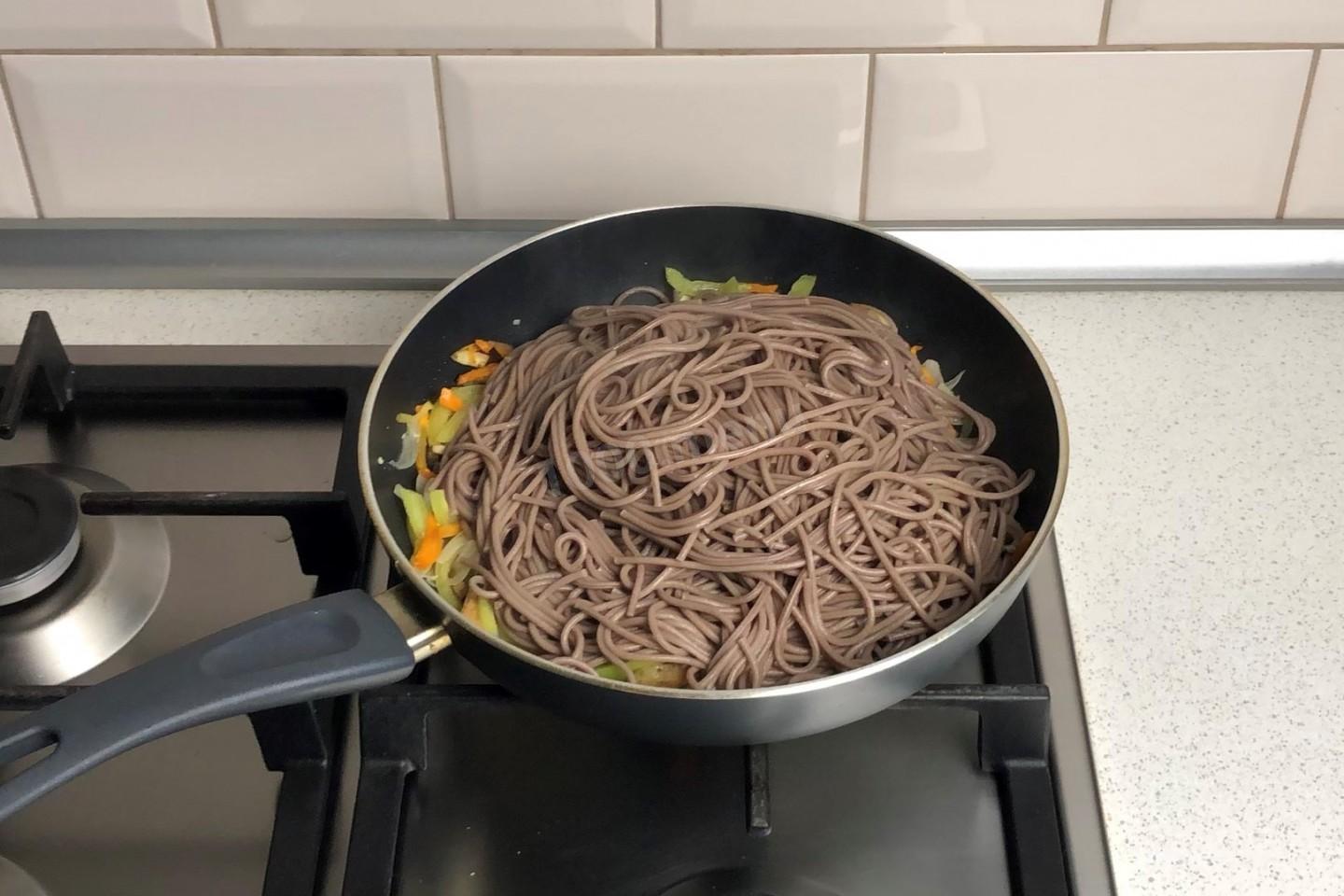 Шаг 12 приготовления Гречневая лапша с овощами