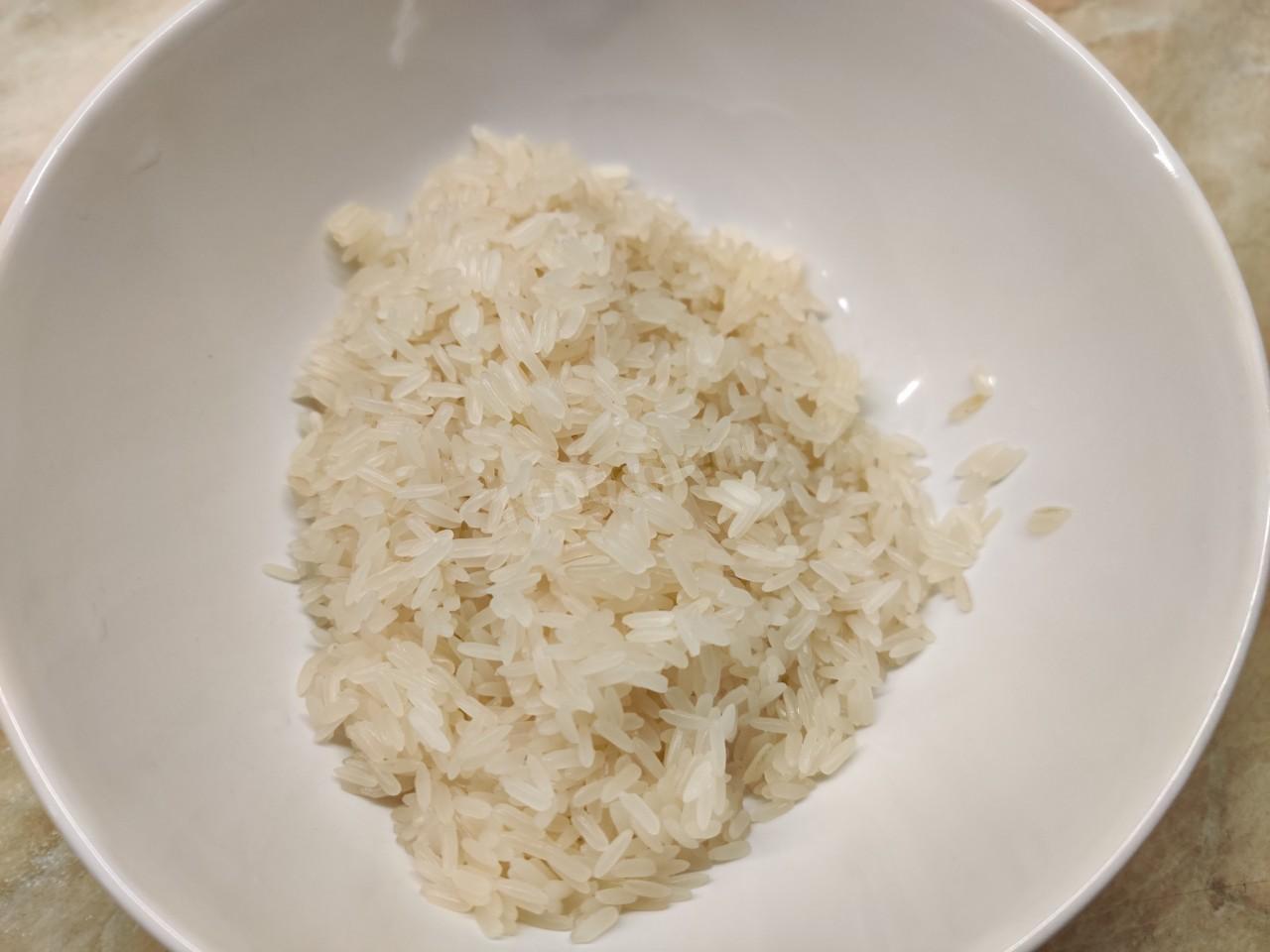 Шаг 1 приготовления Рис с яйцом по китайски
