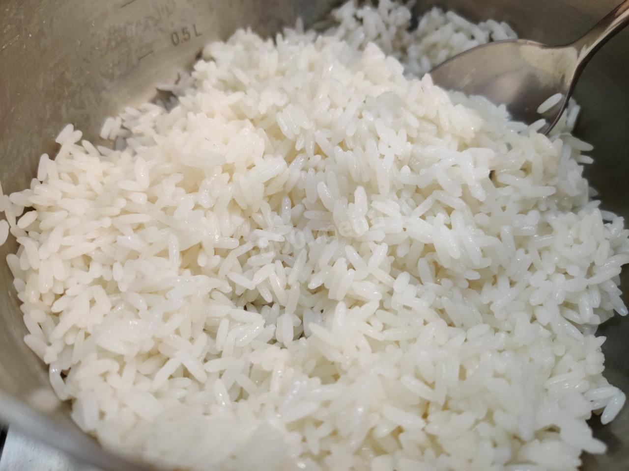 Шаг 2 приготовления Рис с яйцом по китайски