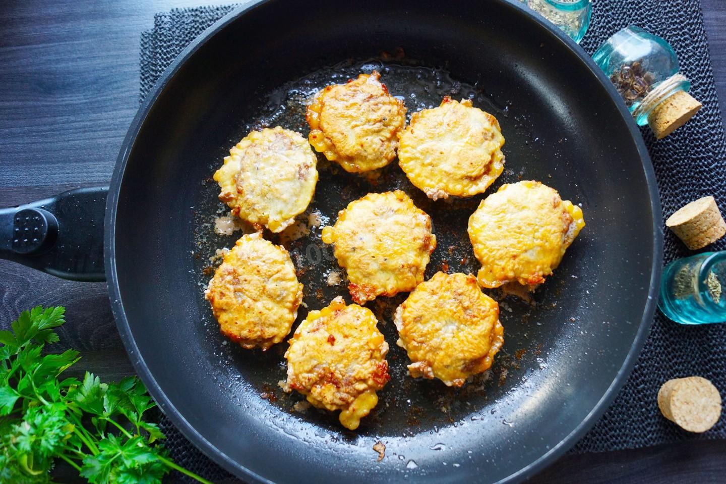 Шаг 9 приготовления Мясной фарш в кляре на сковороде