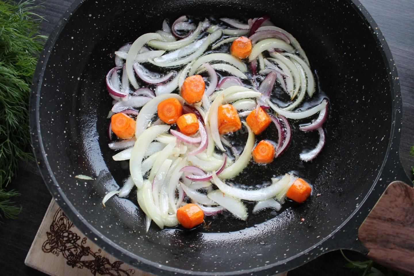 Шаг 5 приготовления Жареные куриные сердечки с луком на сковороде