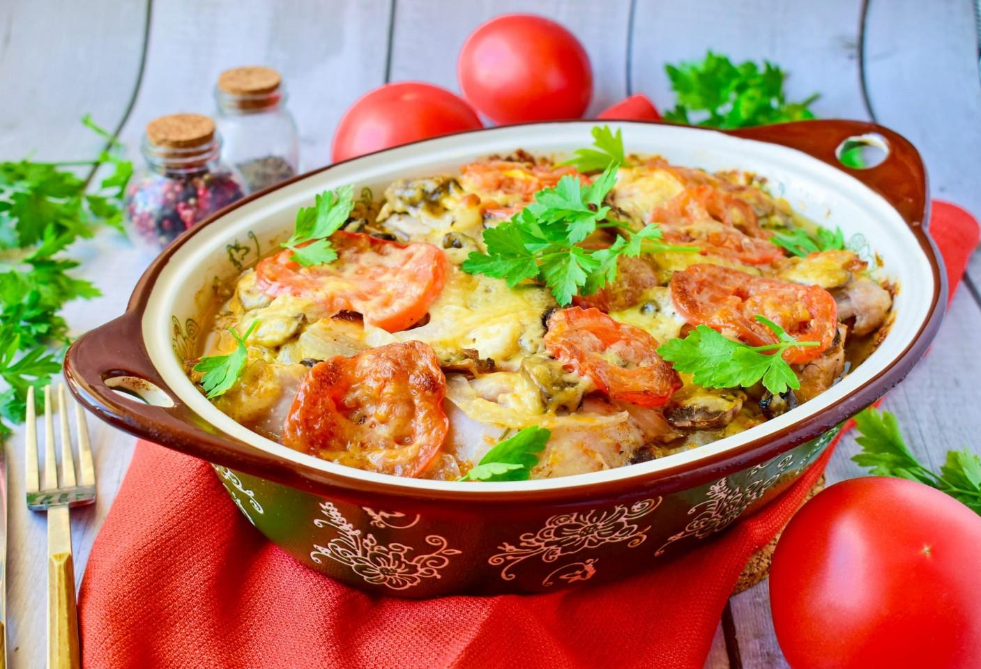 Обложка рецепта Курица под шубой в духовке с картошкой и грибами