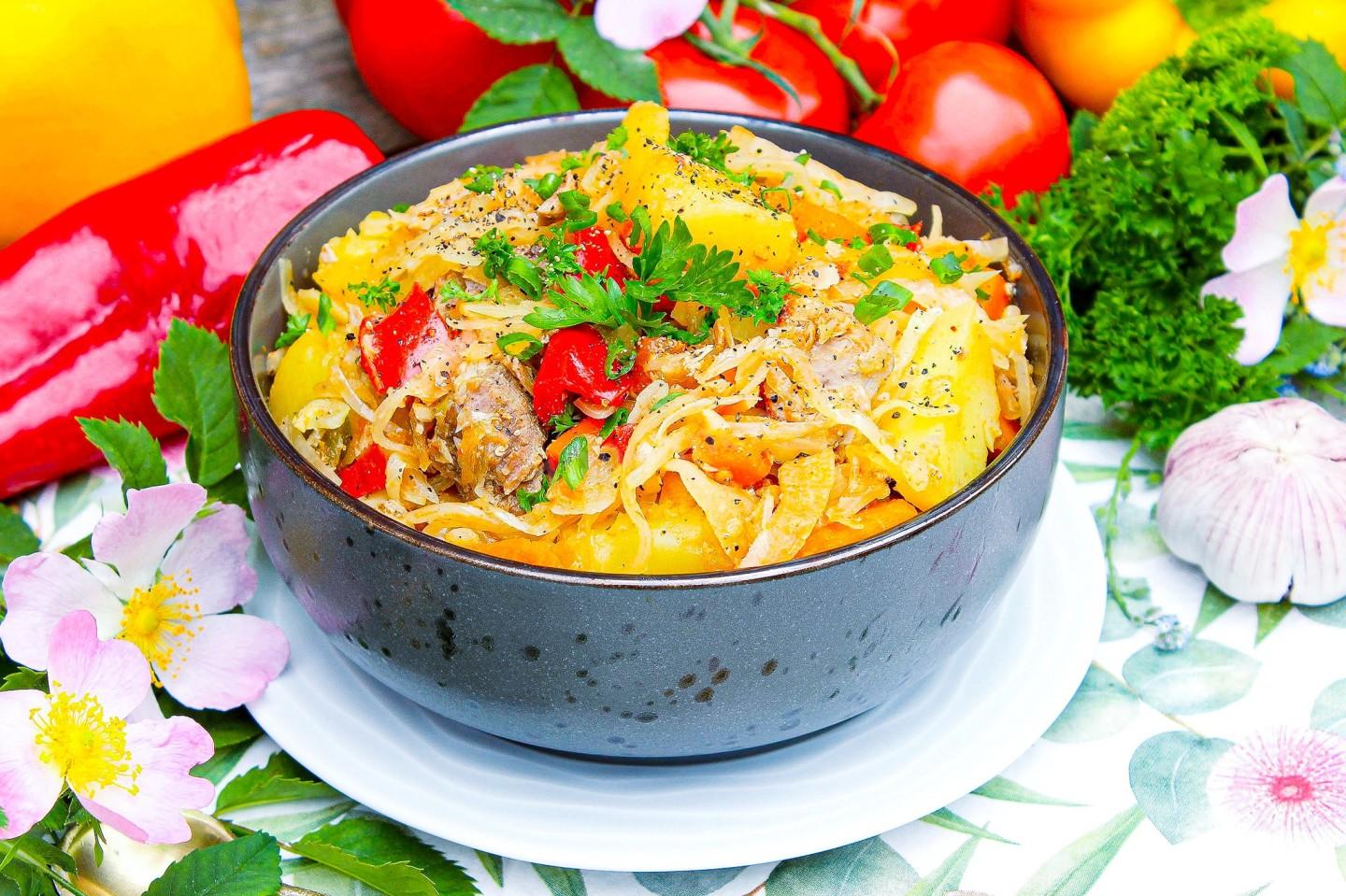 Фото рецепта Мясо с картошкой и капустой в казане