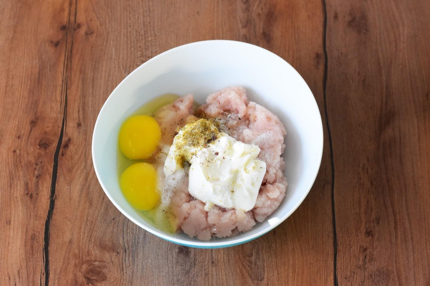 Шаг 3 приготовления Оладьи из куриного фарша