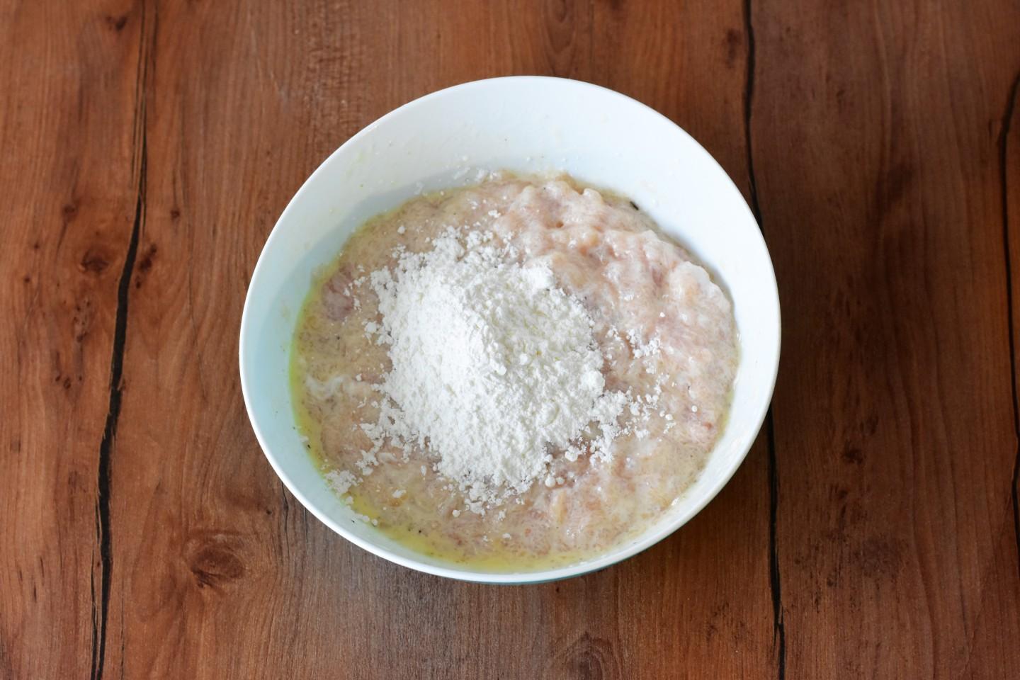 Шаг 4 приготовления Оладьи из куриного фарша
