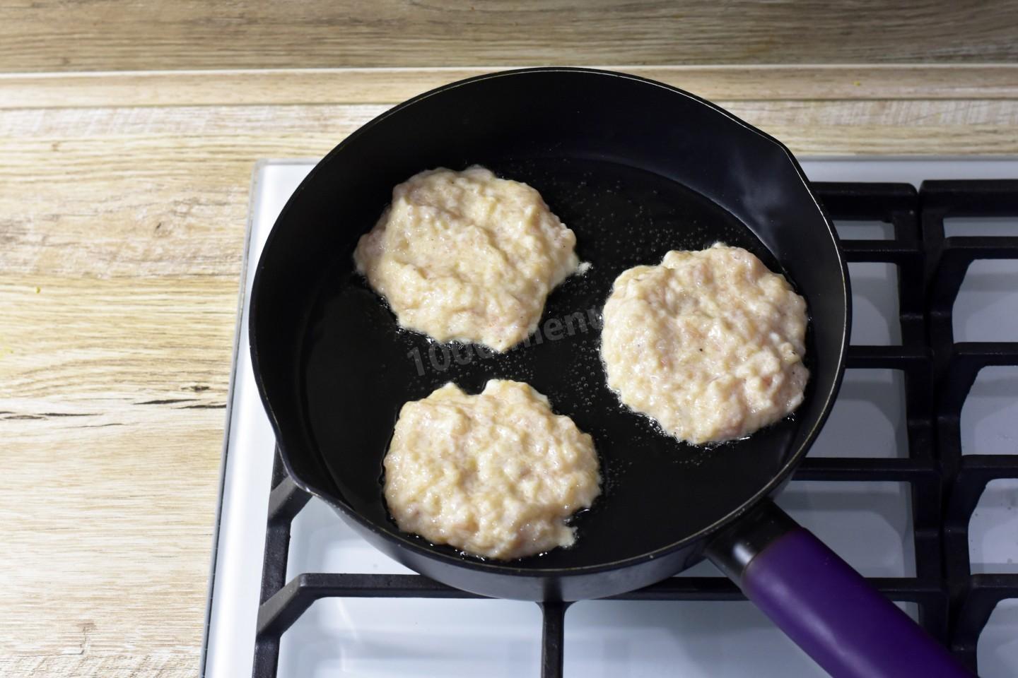 Шаг 5 приготовления Оладьи из куриного фарша