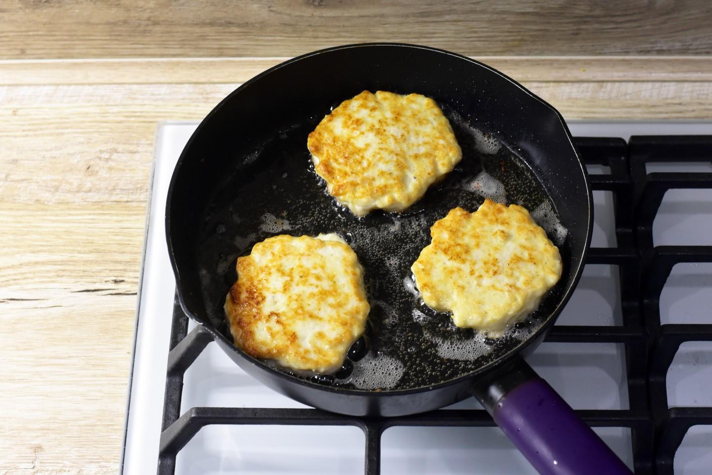 Шаг 6 приготовления Оладьи из куриного фарша