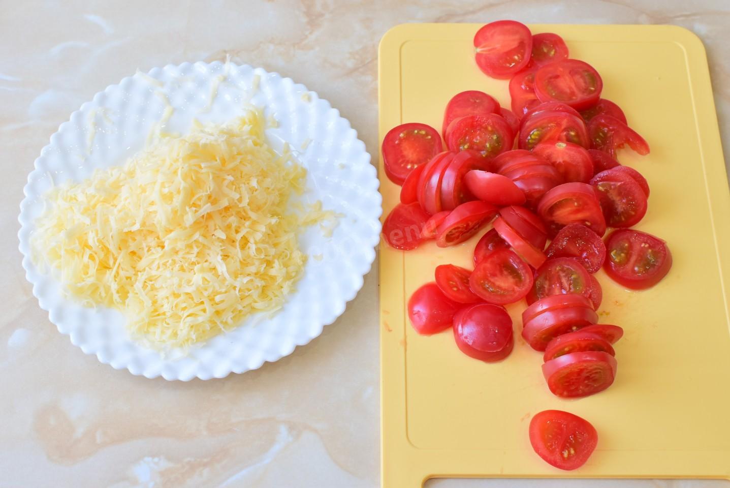 Шаг 3 приготовления Мясо с помидорами и сыром на сковороде