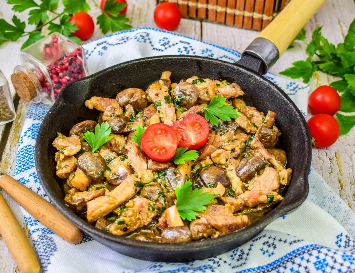 Фото рецепта Жареное мясо с грибами на сковороде