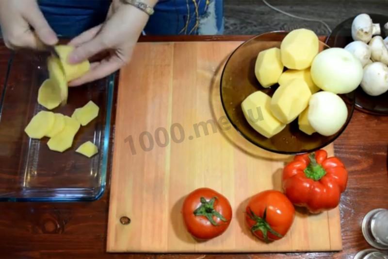 Шаг 1 приготовления Картошка мясо грибы помидоры в духовке по французски