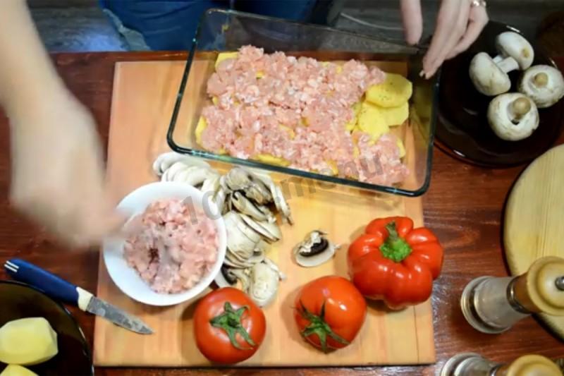 Шаг 2 приготовления Картошка мясо грибы помидоры в духовке по французски