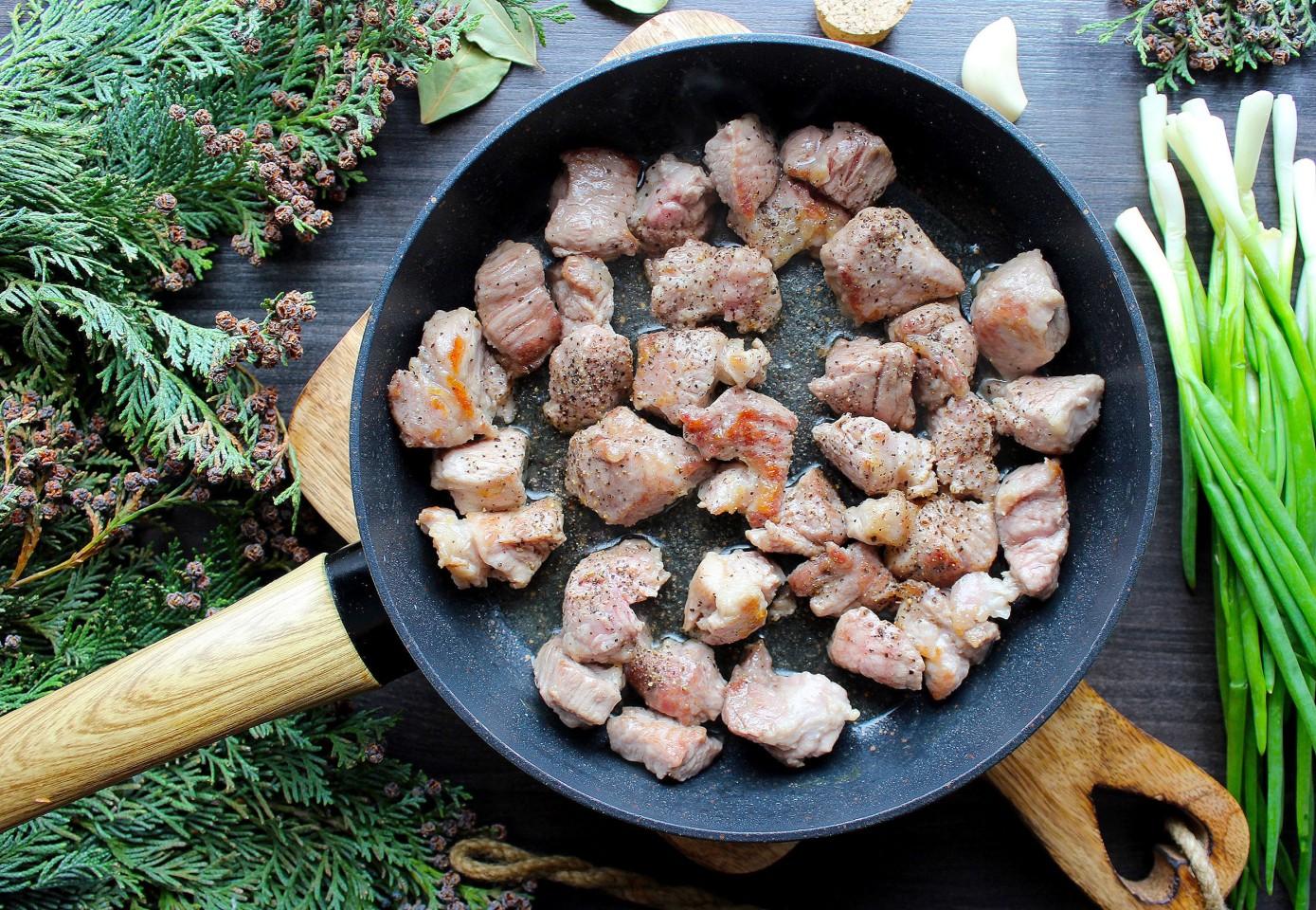 Шаг 4 приготовления Гречневая каша в духовке в горшочке с мясом