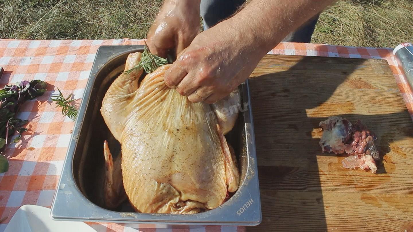 Шаг 2 приготовления Курица под солью в казане