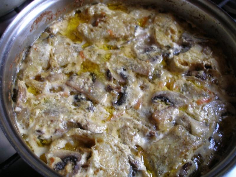 Шаг 12 приготовления Минтай с шампиньонами в сметане в духовке