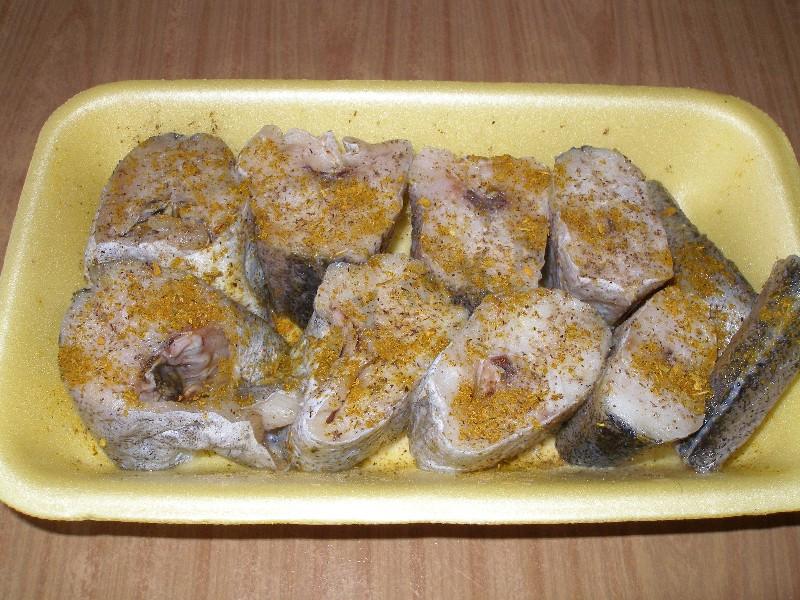 Шаг 2 приготовления Минтай с шампиньонами в сметане в духовке