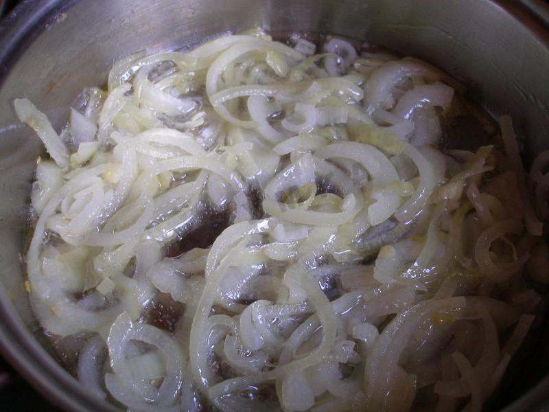 Шаг 4 приготовления Минтай с шампиньонами в сметане в духовке