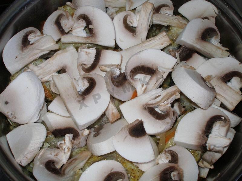Шаг 9 приготовления Минтай с шампиньонами в сметане в духовке
