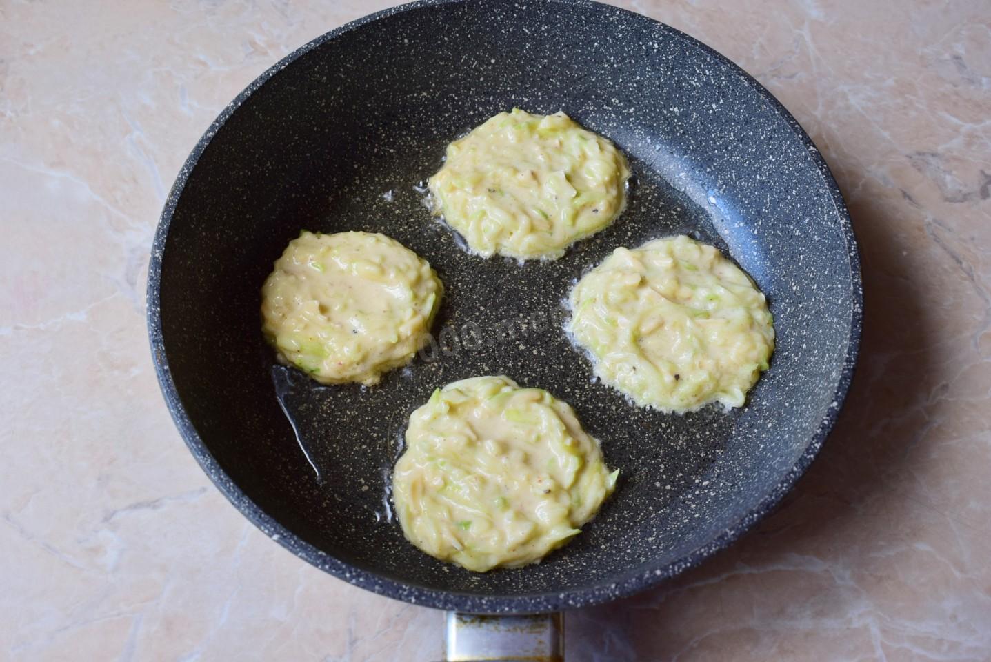 Шаг 7 приготовления Оладьи из кабачков с сыром и чесноком