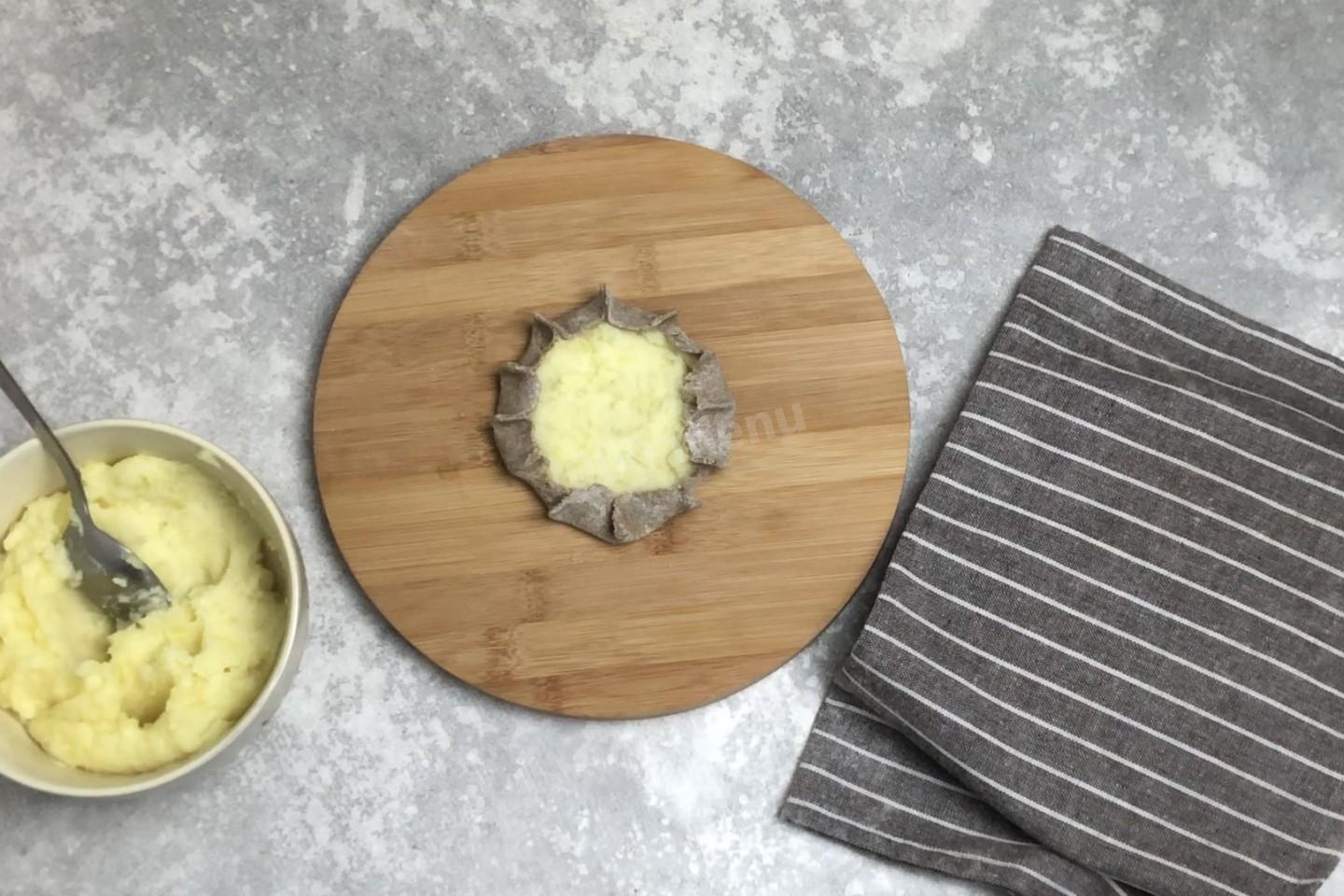Шаг 9 приготовления Калитки с картошкой из ржаной муки