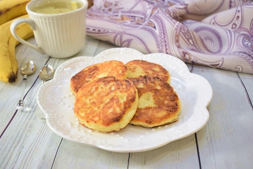 Фото рецепта Сырники с бананом и творогом на сковороде