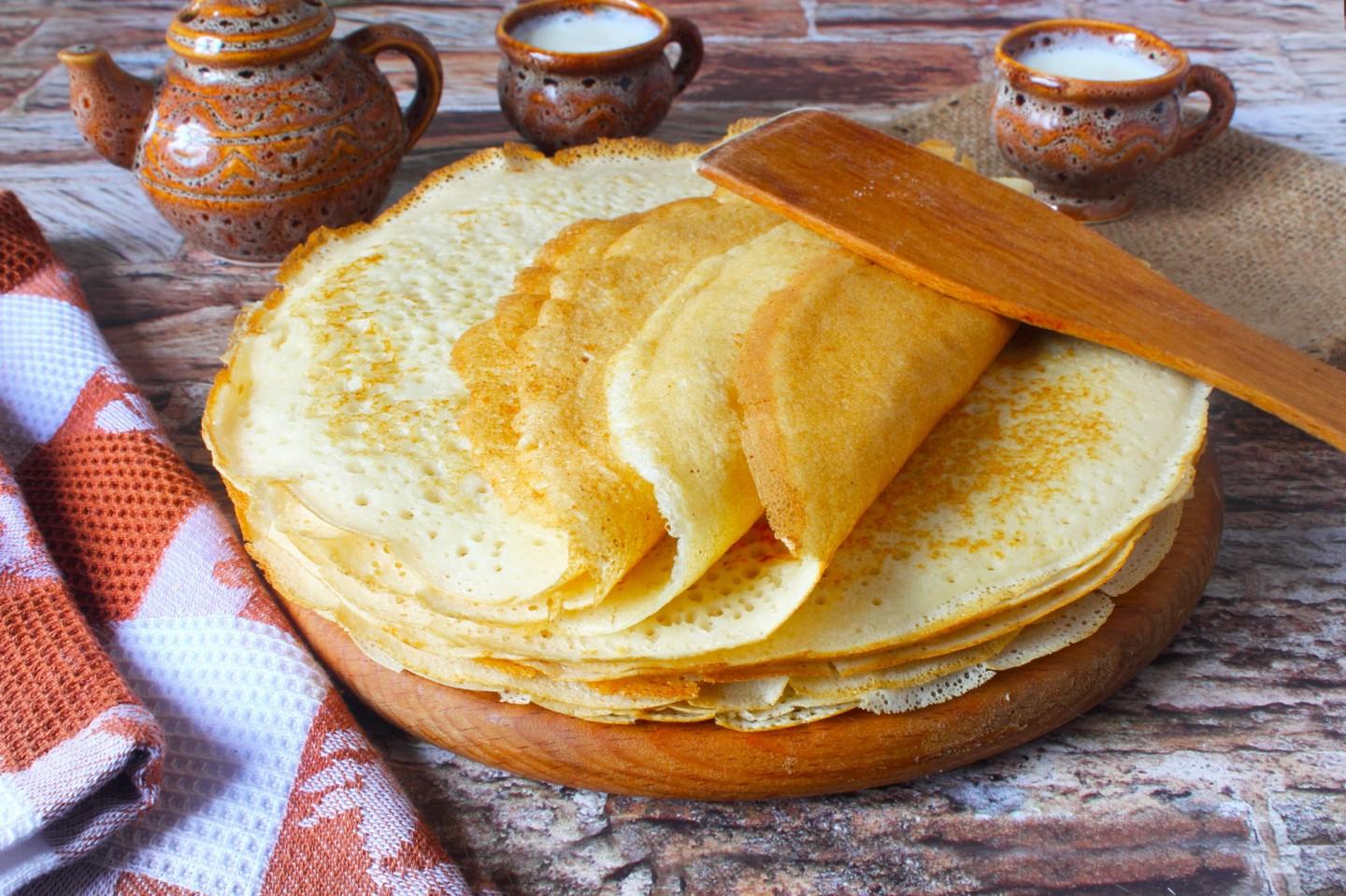 Фото рецепта Блины на дрожжах и молоке с дырочками