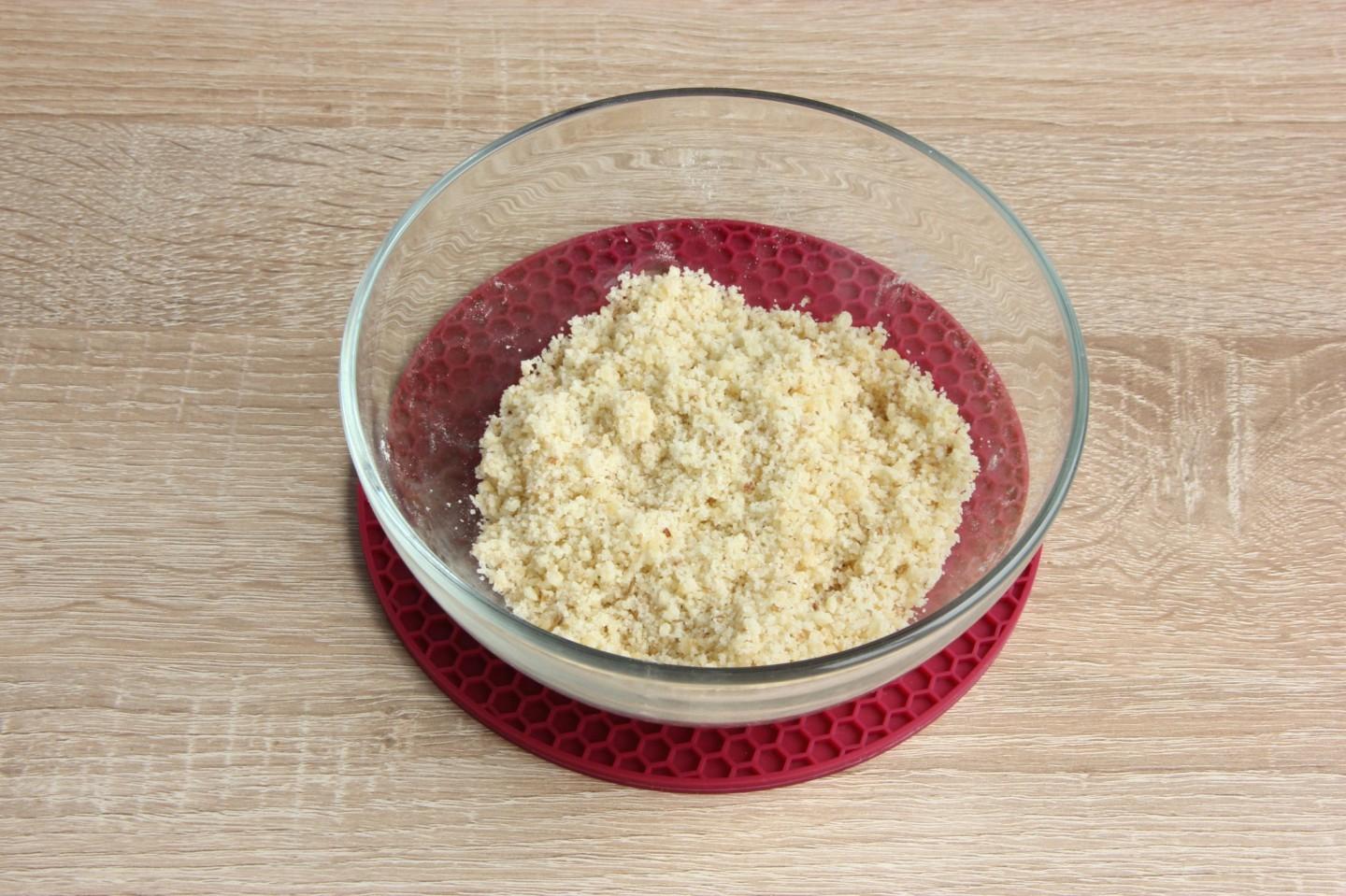 Шаг 10 приготовления Пирог трехслойный с черносливом курагой и орехами