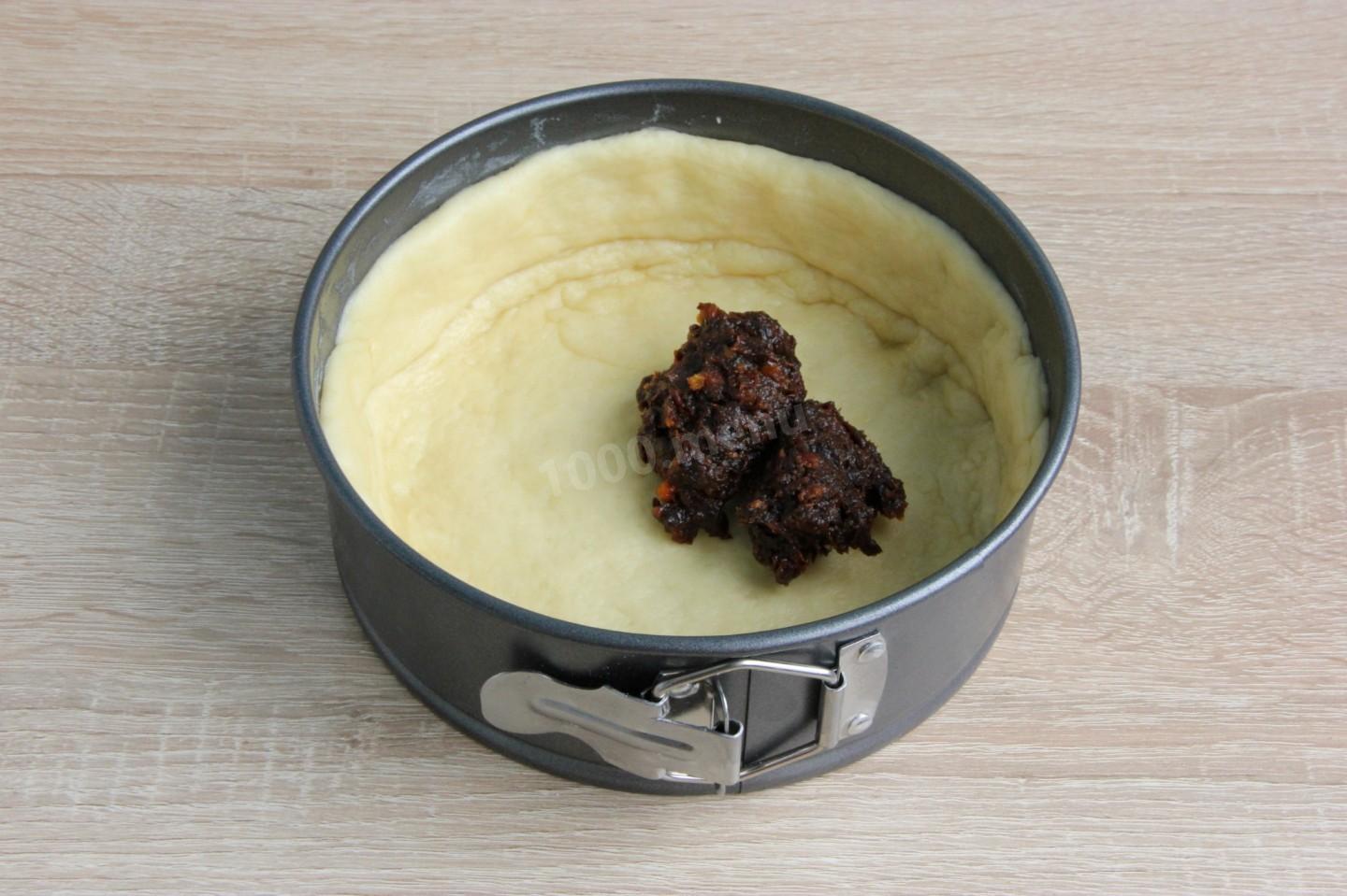Шаг 13 приготовления Пирог трехслойный с черносливом курагой и орехами