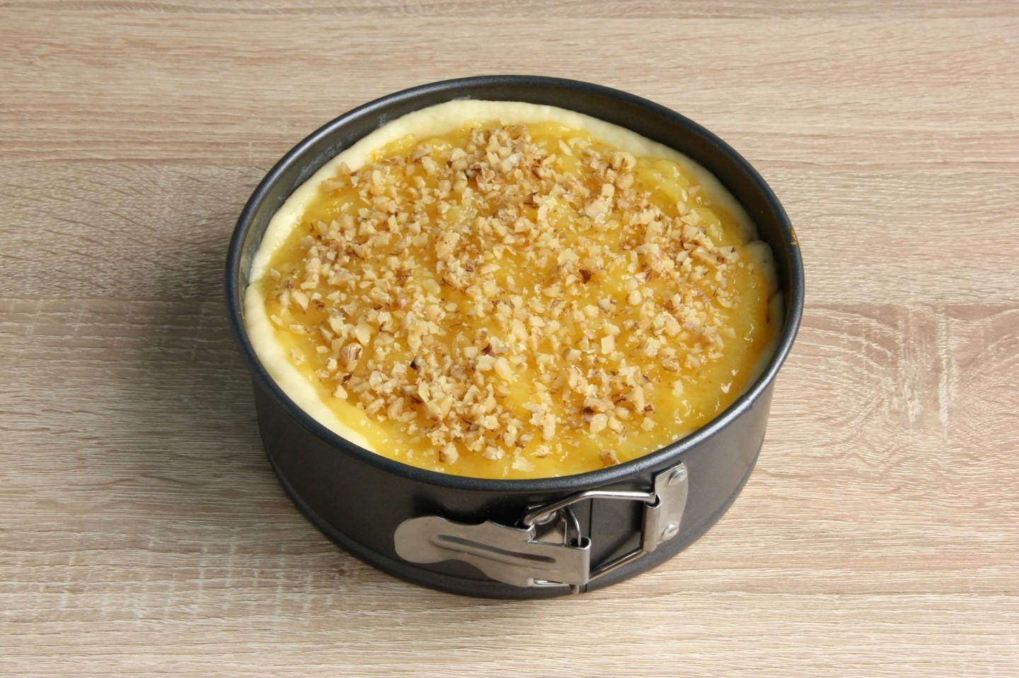 Шаг 15 приготовления Пирог трехслойный с черносливом курагой и орехами