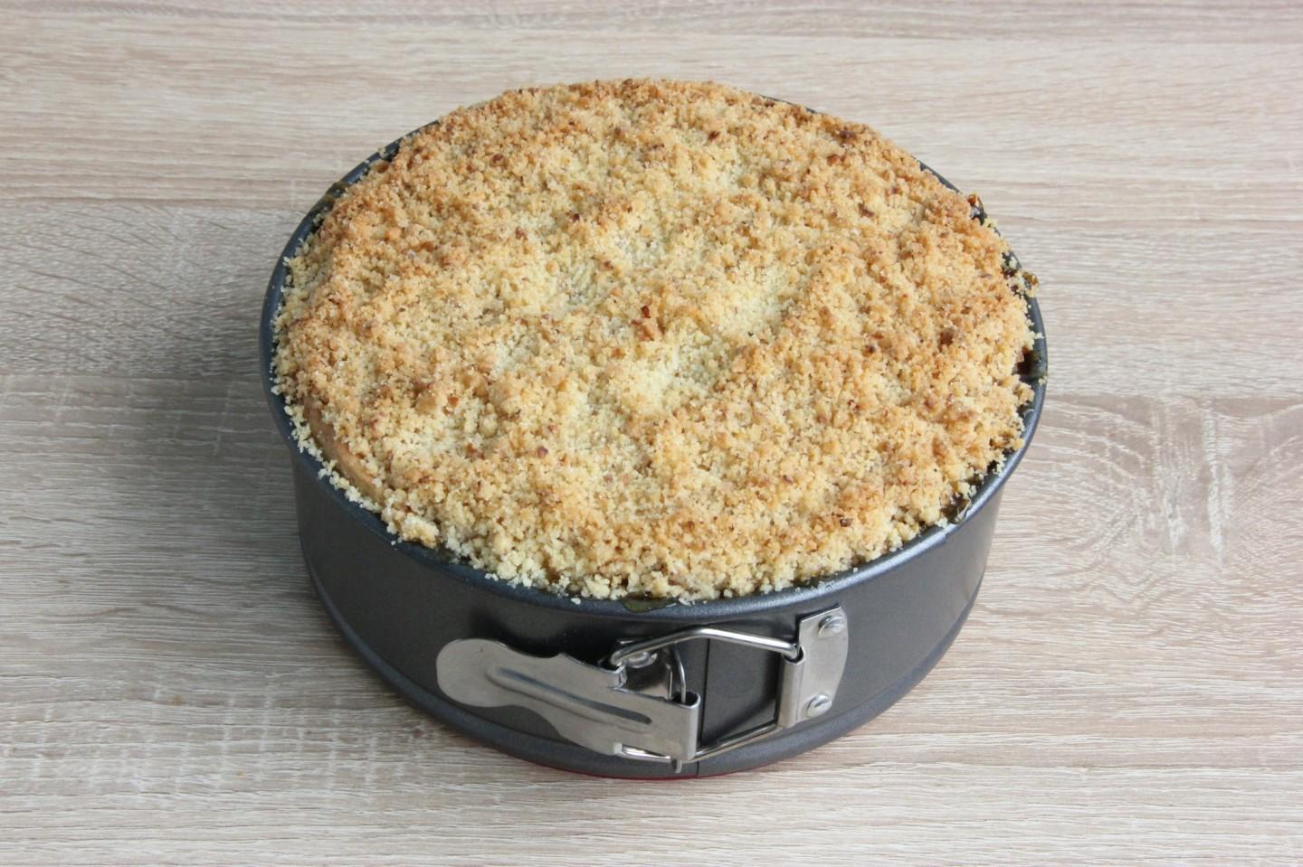 Шаг 17 приготовления Пирог трехслойный с черносливом курагой и орехами