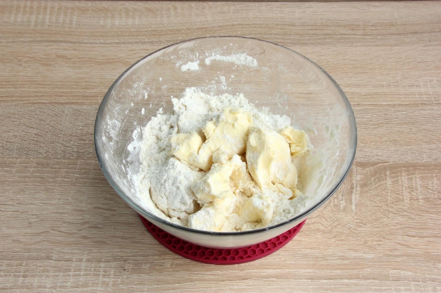 Шаг 3 приготовления Пирог трехслойный с черносливом курагой и орехами