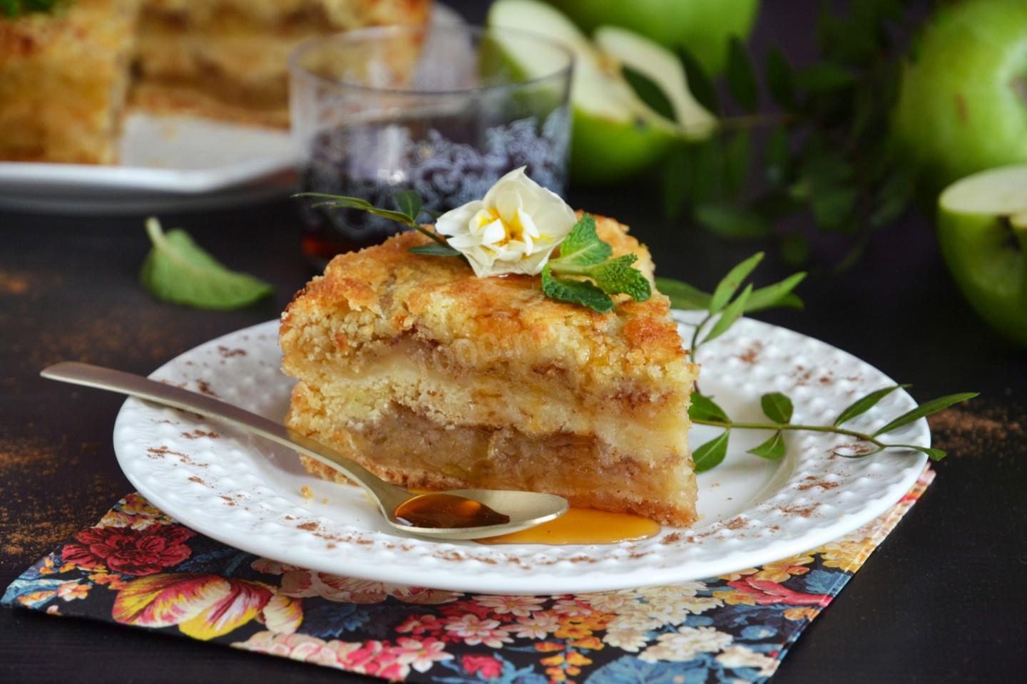 Фото рецепта Насыпной пирог с манкой и яблоками