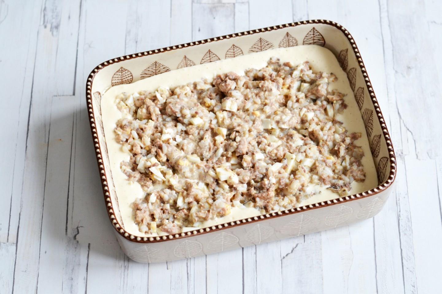 Шаг 11 приготовления Заливной пирог с рисом и рыбными консервами