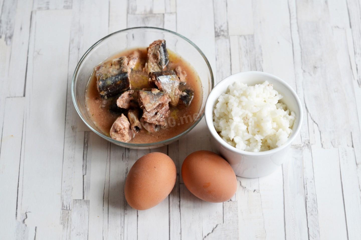 Шаг 5 приготовления Заливной пирог с рисом и рыбными консервами