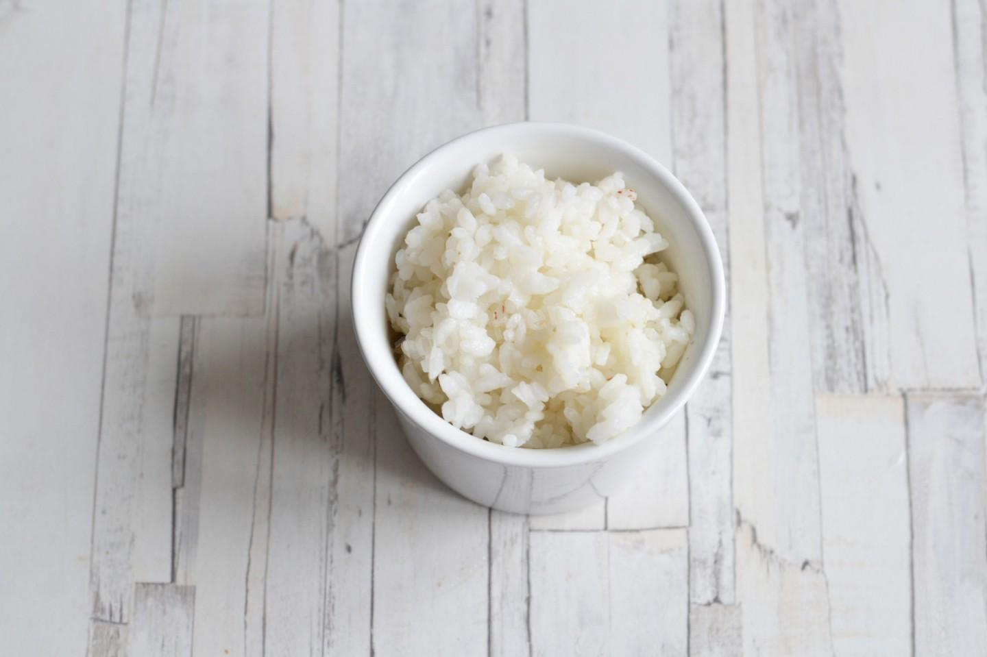Шаг 6 приготовления Заливной пирог с рисом и рыбными консервами
