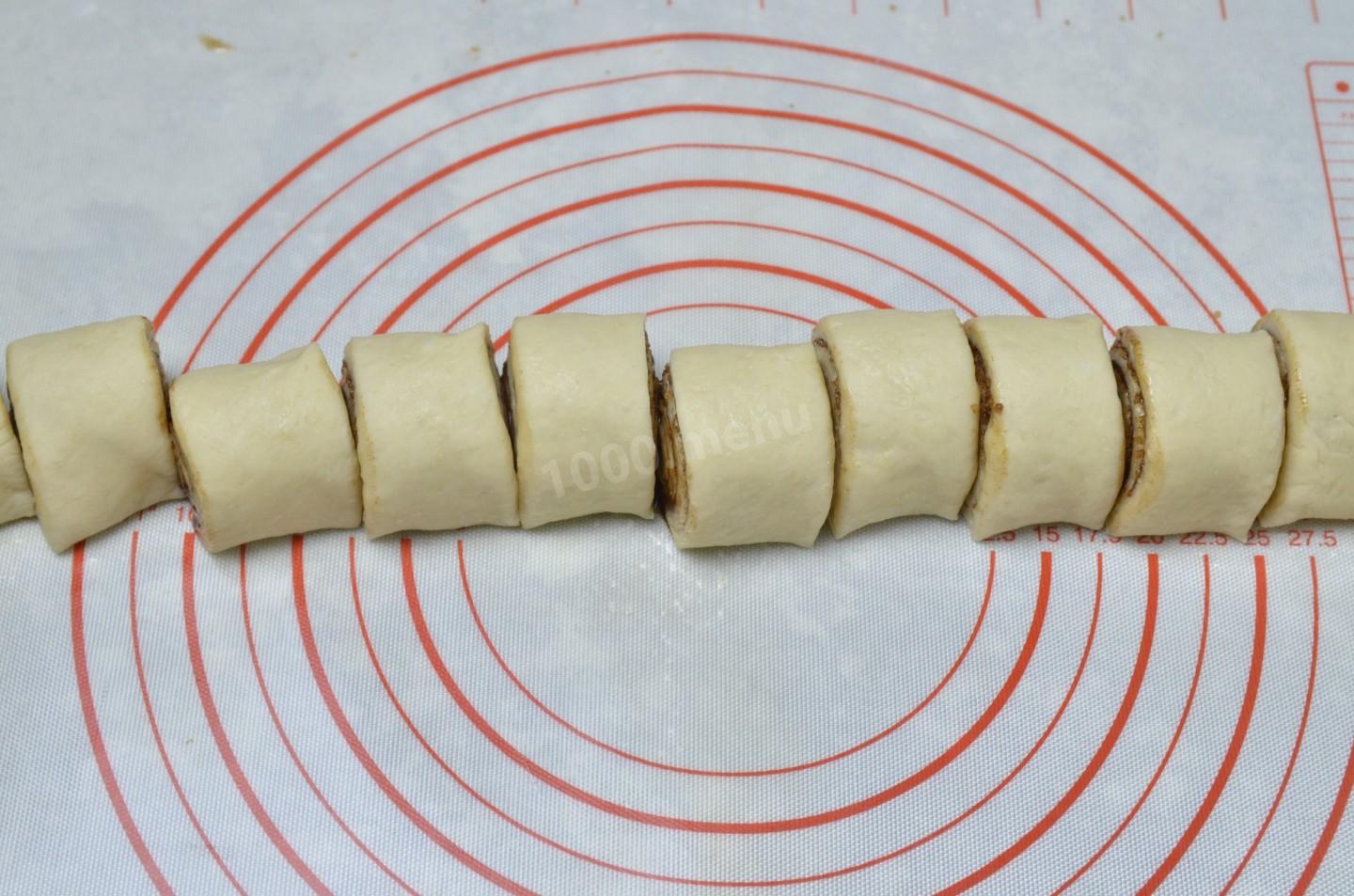 Шаг 10 приготовления Сладкие булочки Улитки с корицей и сахаром