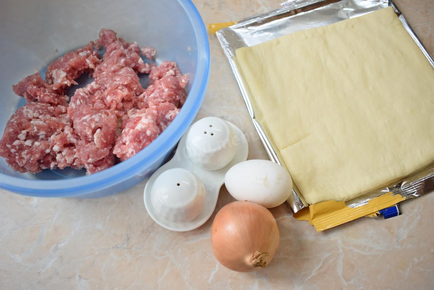 Шаг 1 приготовления Пирожки с мясом из слоеного теста в духовке