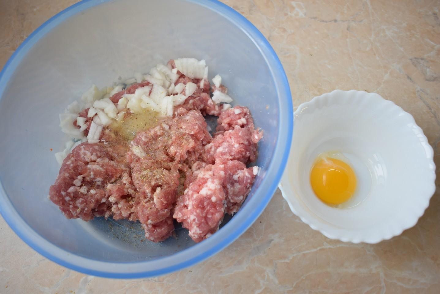Шаг 2 приготовления Пирожки с мясом из слоеного теста в духовке