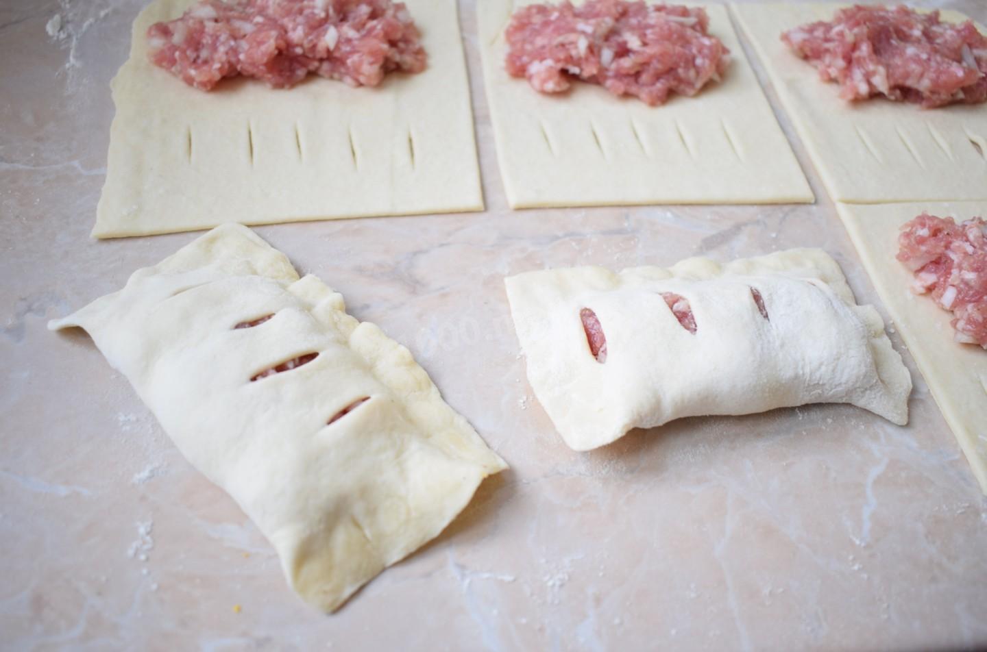 Шаг 5 приготовления Пирожки с мясом из слоеного теста в духовке