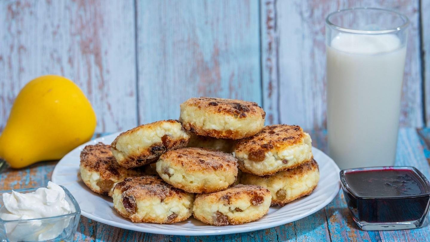 Фото рецепта Творожные сырники с изюмом и манкой без муки