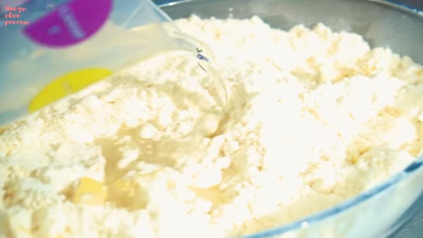 Шаг 5 приготовления Пирожное Наполеон с кремом на сгущенном молоке