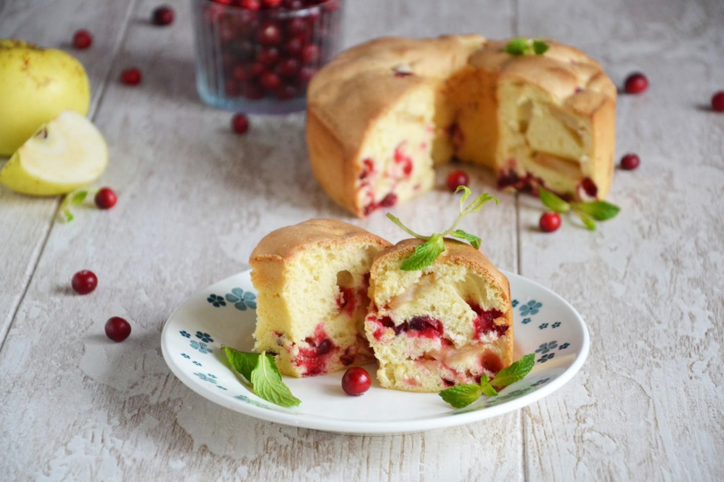 Шаг 10 приготовления Шарлотка с фруктами и клюквой