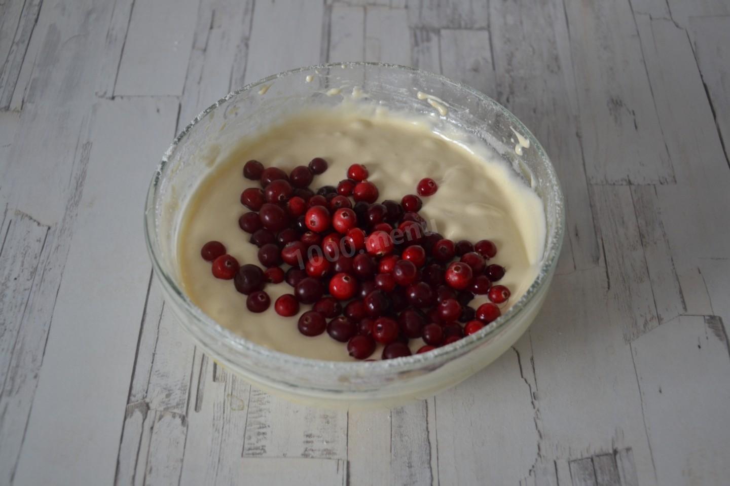 Шаг 5 приготовления Шарлотка с фруктами и клюквой