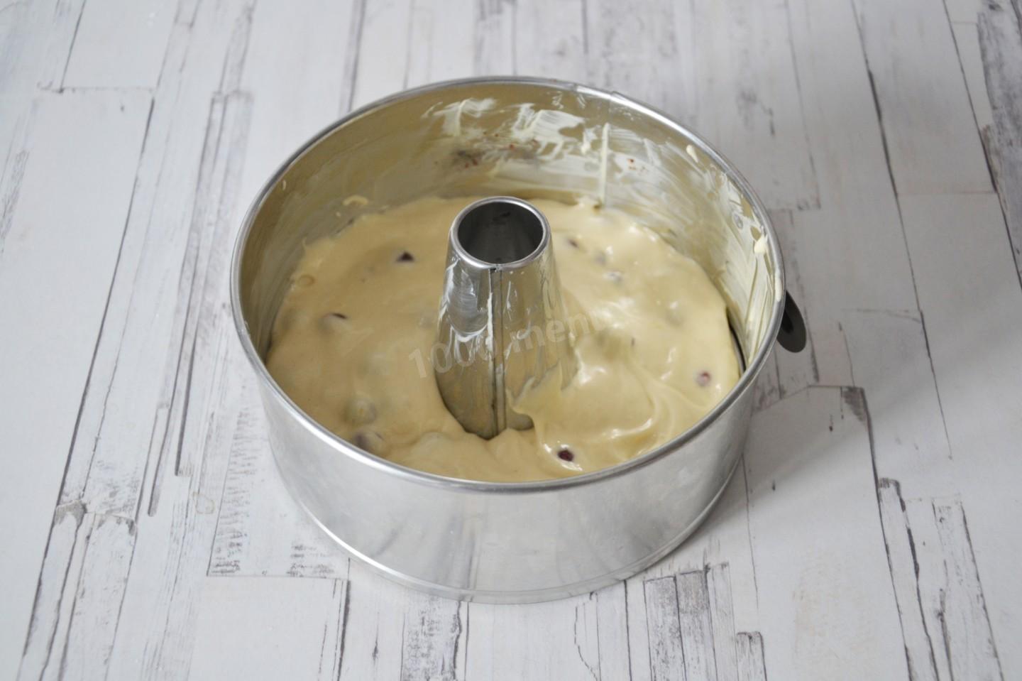 Шаг 7 приготовления Шарлотка с фруктами и клюквой